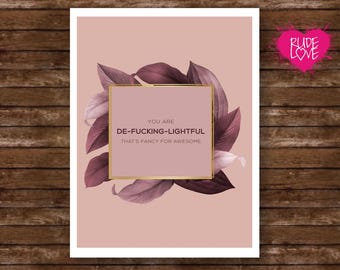 Może przedstawiać: Kartka okolicznościowa z różowym tłem i kwadratem w złotej ramie zawierającym tekst "YOU ARE DE-FUCKING-LIGHTFUL THAT'S FANCY FOR AWESOME". Kwadrat otoczony jest bordowymi liśćmi. Różowe serce z napisem "RUDE LOVE" znajduje się w prawym górnym rogu.