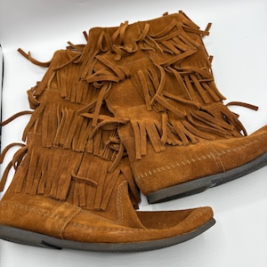 Minnetonka Moccasins Leather Fringed Boots Size 10 Soft Brown Suede 3 Layer 3 Inch Fringe Pull On 12&quot; Boot Rubber Sole Boho Hippie Moccasin