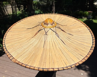Sombrero cónico de paja asiático vintage, sombrero de bambú natural tejido a mano para el sol y la lluvia.