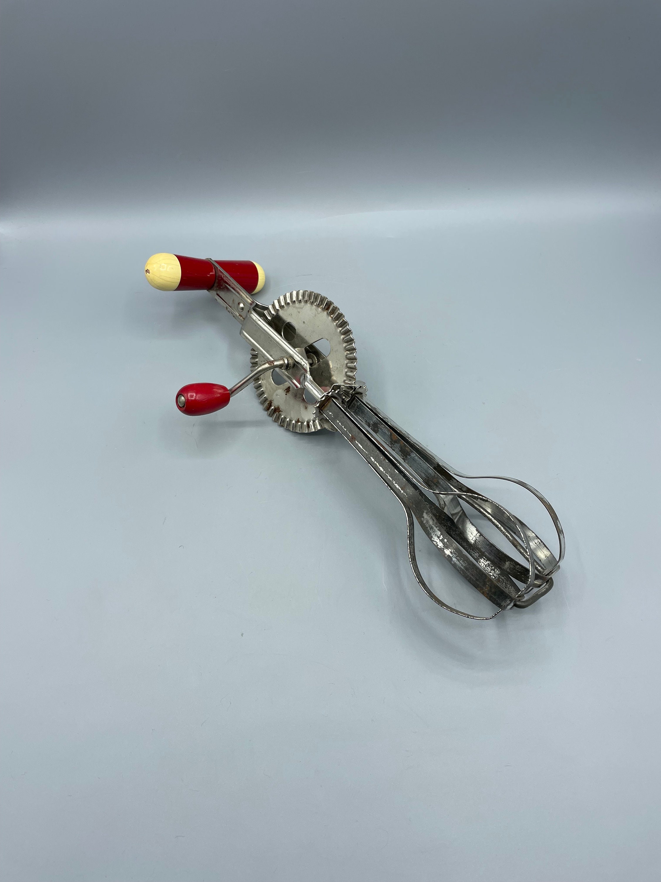 Vintage 1950's A&J Green Yellow Handle Hand Mixer Egg Beater Made in the  USA Shabby Cottage Kitchen /shop/alexlittlethings 