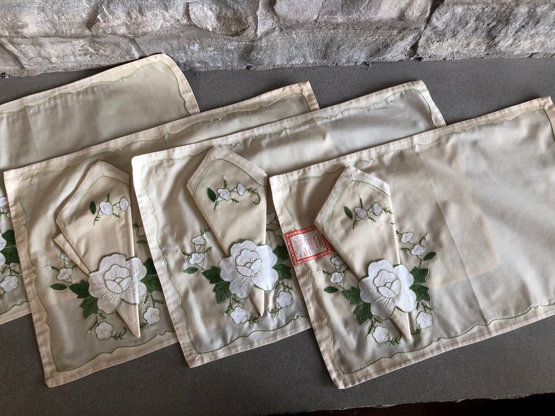 Vintage Placemat and Napkins Set of 4 Flower Applique Embroidered