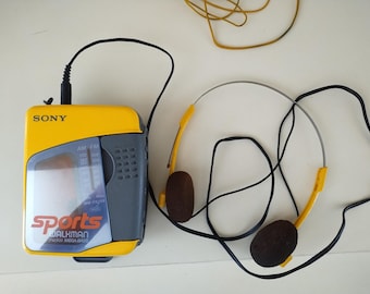 Baladeur Walkman Sport Sony avec 2 écouteurs Vintage Radio Cassette fonctionnel.