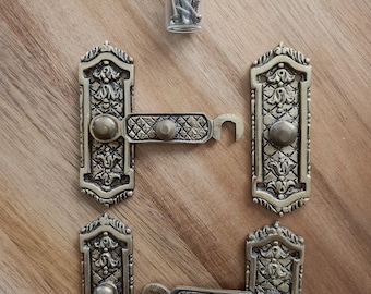 Zwei antike Hakenverschlüsse im französischen Schlossstil mit Originalschrauben für Möbel und Schränke