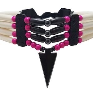 Collier traditionnel de choker tribal de perles d’os de buffle de buffle de 4 rangées avec pendentif arrowhead