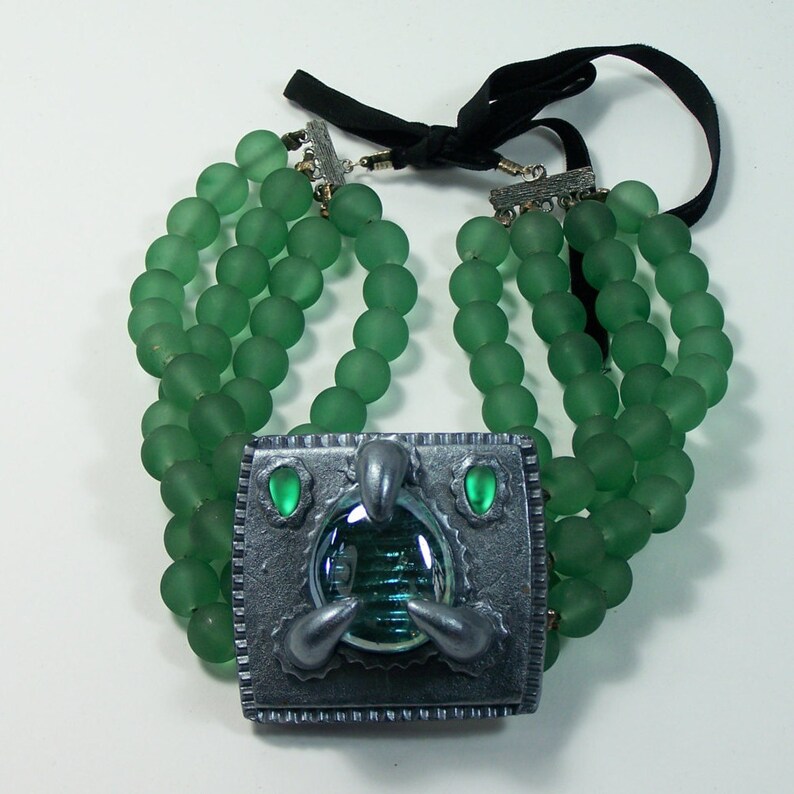 Tour De Cou Vintage En Perles Dorées Et éléments Vert Nacré - Bijou Du XXe Siècle, Occasion