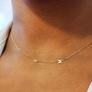 Collar inicial de 10k de lado, regalo de San Valentín, collar de letras, collar inicial de oro blanco, gargantilla inicial de oro.