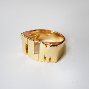 Anello con nome in lettere maiuscole, anello con nome Knuckle placcato in oro 14k, anello con nome di parole, anelli con nome per coppie, anelli AKA, anelli.
