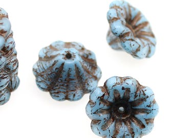 4 (CUATRO) Cuentas de Campanilla de Cristal Checo de 15 mm x 8 mm - Campanillas Azules - Joya Brillante Azul Perla Semitransparente - Bronce Metálico