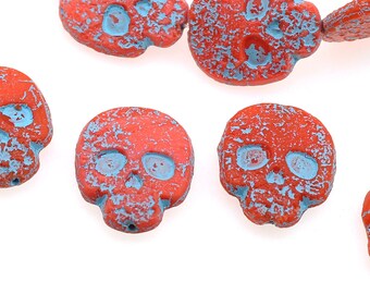2 (DOS) cuentas de cristal checo con forma de calavera de 18 mm x 15 mm - Planas - Textura rústica - Acabado rojo y azul - Grabado mate - Separador - Dije - Pendientes