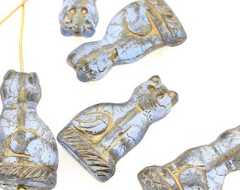 2 (Dos) Cuentas de gato egipcio sentado de Galle de 24 mm x 14 mm - Azul acuarela transparente - Incrustación dorada grabada - Cristal checo de calidad - Pendientes colgantes