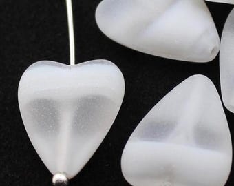 4 (Cuatro) Cuentas de cristal checo de calidad con forma de corazón, de 16 mm x 13 mm - Transparentes y blancas esmeriladas - Acabado mate grabado - Cristal marino inflado con forma de hielo - Joyería rústica