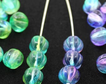 10 (DIEZ) cuentas de vidrio checo de 8 mm con forma de melón - Transparentes, efecto degradado cósmico verde/azul o morado/azul, redondas, estriadas, acanaladas, con forma de calabaza - Para la elaboración de joyas