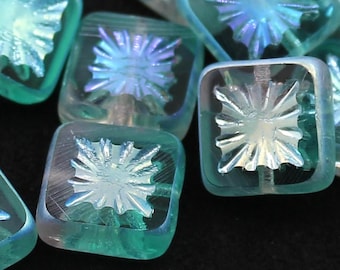 4 (cuatro) cuentas cuadradas de cristal checo de 10 mm, joya de estrella con corte decorativo, verde azulado pálido con degradado vintage, dije para pendientes con brillo AB y corte de mesa brillante.