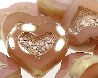 4 (cuatro) cuentas de cristal checo con forma de corazón de 14 mm x 12 mm, semiopacas, con brillo rosa polvoriento y oro pálido envejecido, talladas a la mesa.
