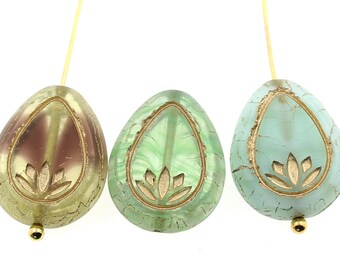 2 (dos) cuentas planas de lágrima de vidrio satinado checo VERDE de 18 mm - Detalle Art Deco dorado con forma de gota de loto - Veta púrpura o raya salvia o espiral de perla