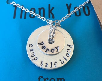 Colar com arruela estampada à mão de Percy Jackson em corrente - "camp half blood" com charme "percy"