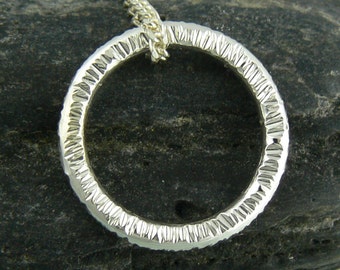 Colgante de plata - Anillo/Círculo martillado en cadena de eslabones de plata esterlina con corte de diamante - Joyería ecológica de plata reciclada, hecha a pedido