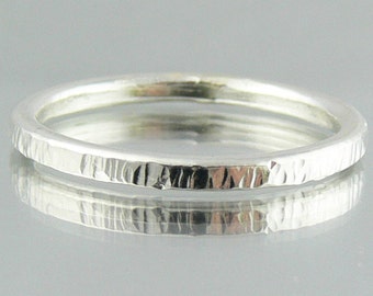 Anillo apilable de plata - Textura martillada con borde de moneda - Anillo apilable de 2 mm - Anillo de plata esterlina reciclada - Joyería hecha a pedido en Australia