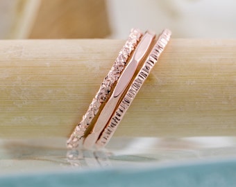 Juego de anillos apilables de oro - Oro amarillo o rosa de 9 k - Tres anillos finos - Texturizados y martillados - Hechos a pedido en Australia - Idea de regalo para damas