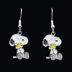 ¡Pendientes colgantes de Snoopy y Woodstock de Peanuts! ¡Moda divertida! ¡Charms con licencia oficial! ¡Paquete de lata coleccionable disponible! ¡Envío GRATIS!