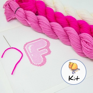 Mini-kit med initialer och nålspetsar | 8,5 x 8,5 cm | Bubbelbokstav | Litet pysselkit | Snabb att brodera | Fem färger | Personlig gåva med initialer