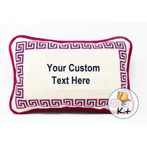 Anpassad text Needlepoint DIY Kit: Handmålad duk, ull, grekisk nyckelkant, pysselkit