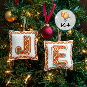 Ornement personnalisé de bricolage de Noël, kit de pain d'épice initial, coussin miniature de broderie, cadeau pour l'artisan, kit de débutant, 4 x 4 pouces