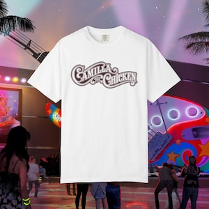 カミラ・ザ・チキン スパイラルタイダイTシャツ | マペット・ロックツアーTシャツ