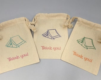 Sacolas de lembrancinhas para festa de acampamento: Sacolas de musselina com carimbo manual