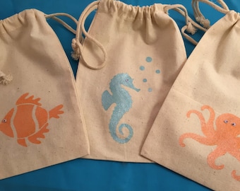 Cadeautasjes met onderwaterthema: handbeschilderde katoenen tasjes, oceaanfeest