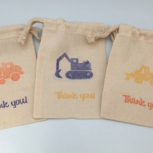 Feestbedankjes voor in de maak: met de hand gestempelde goodybags van mousseline