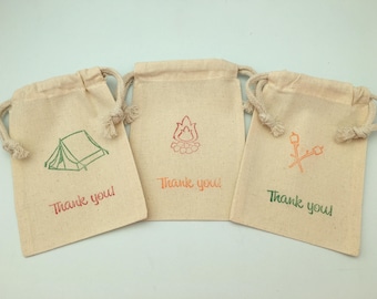 Sacolas de lembrancinhas para festa de acampamento: Sacolas de musselina com carimbo manual