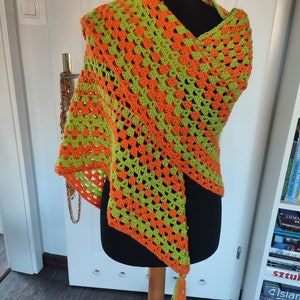 Handgefertigtes großes Tuch mit Fransen im Hippie-Boho Stil