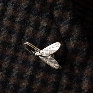 Broche de mosca de plata de ley, pin de solapa de insecto hecho a mano, pequeño accesorio para chaqueta inspirado en la naturaleza.