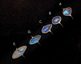 Bague en argent avec pierre de lune arc-en-ciel - bague en pierre de lune délicate - cadeau unique pour elle, bijoux de pierre de naissance de juin - tailles personnalisables