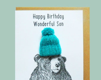 Feliz cumpleaños hijo maravilloso. Oso con gorro de lana azul. Ilustración A5 - Tarjeta grande de Teddy Perkins hecha a mano.