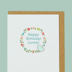 Joyeux anniversaire ma belle. Carte oiseau en bois émaillé, guirlande de fleurs - Carte d'art émaillée à la main.
