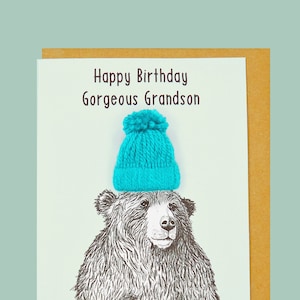 Joyeux anniversaire, magnifique petit-fils. Ours avec un bonnet de laine bleu. Illustration Carte A5 - Grande carte fabriquée à la main.