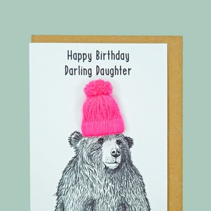 Joyeux anniversaire ma fille chérie. Ours avec un bonnet en laine rose. Illustration A5 - Grande carte faite main Teddy Perkins.