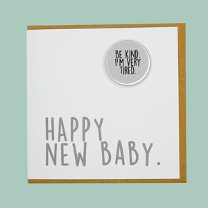 Joyeux nouveau bébé. Carte de badge Teddy Perkins amusante et faite main.
