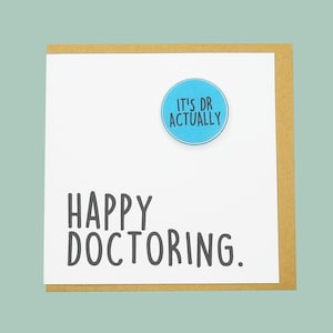 Bonne visite médicale. Félicitations pour le doctorat. Carte d'insigne Teddy Perkins.