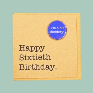 Alles Gute zum Sechzigsten Geburtstag. Ich bin ein bisschen zottelig. Lustige handgemachte Teddy Perkins 60er Jahre abzeichen Karte.