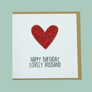 Feliz cumpleaños esposo encantador. Tarjeta de cumpleaños de corazón con cuentas de Teddy Perkins.