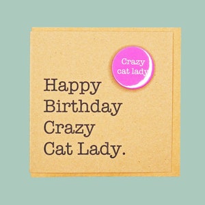 Joyeux anniversaire Crazy Cat Lady. Carte de badge Teddy Perkins amusante et faite main.