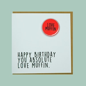 Feliz aniversário, seu amor absoluto, muffin. Esposa, namorada. Cartão engraçado e feito à mão com o distintivo Teddy Perkins.
