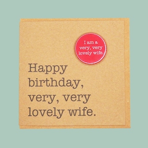Feliz cumpleaños, querida esposa. Divertida tarjeta con insignia hecha a mano por Teddy Perkins.