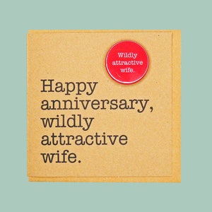 Alles Gute zum Jahrestag wild attraktive Frau. Lustige Hochzeitstag Abzeichen Karte.