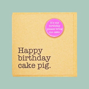Joyeux anniversaire gâteau cochon. Carte de badge faite main drôle, Teddy Perkins.
