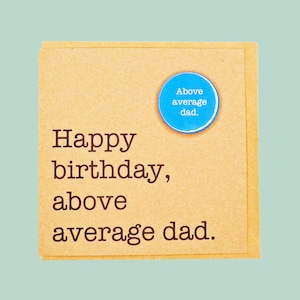 Joyeux anniversaire, papa au-dessus de la moyenne. Carte d'insigne amusante faite main Teddy Perkins.