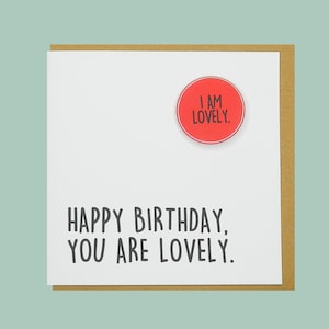 Feliz cumpleaños, eres preciosa. Tarjeta con insignia de Teddy Perkins.